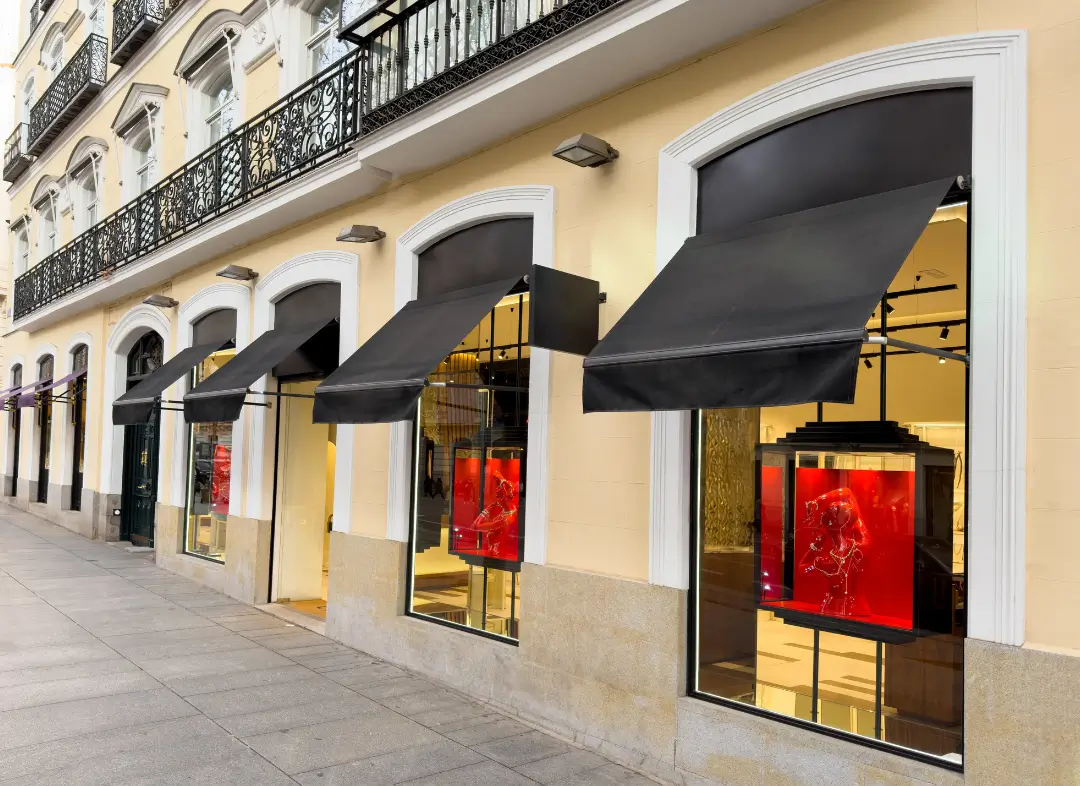 Façade vitrine de magasin en aluminium sur mesure à Fontaines-sur-Saône